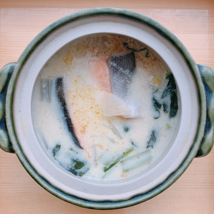 鮭と冬野菜の豆乳鍋